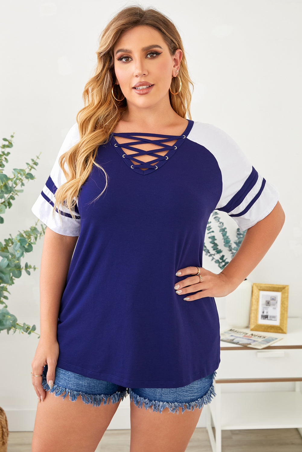 Plus Size Contrast Crisscross Tee Shirt